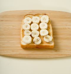 3. 토스트한 식빵에 피넛버터를 골고루 바르고 바나나를 얹는다.