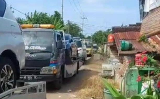 인도네시아의 한 섬마을에 새 차를 실은 트럭이 줄줄이 들어가는 동영상이 퍼지면서 화제다. [이미지출처=연합뉴스]