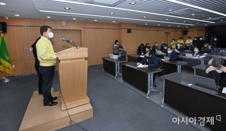 권영진 대구시장이 18일 코로나19 대구확진자 발생 1주년 맞아 담화문을 발표하고 있는 모습.