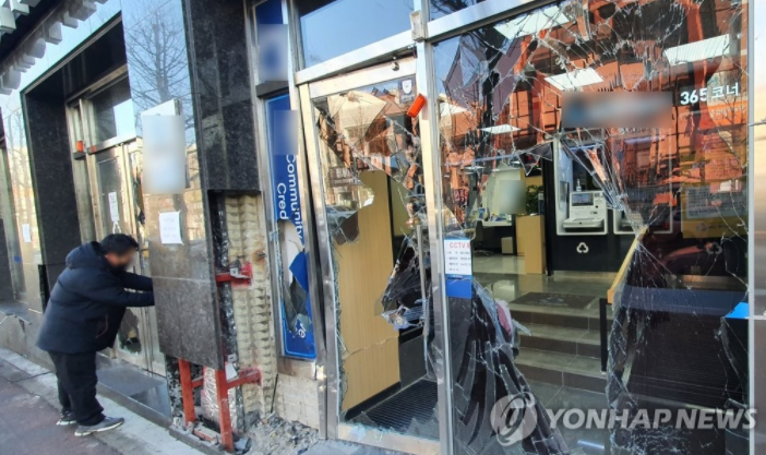 승용차 돌진에 파손된 출입문. [이미지출처=연합뉴스]