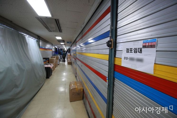 19일 코로나19 장기화 여파로 불황을 겪고 있는 서울 동대문구 패션타운 상가 내 점포에 임대 안내문이 붙어 있다. 코로나19 여파로 패션잡화로 상징되는 동대문 상가도 비어가고 있다. 상가정보연구소에 따르면 지난해 2분기 동대문 상권의 중대형 상가 공실률은 10.8%로 조사됐다. 동대문 상권 공실률은 2분기를 기점으로 계속 상승 중이다./김현민 기자 kimhyun81@