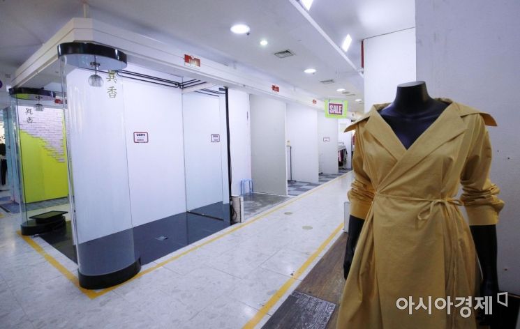 [포토] 코로나19 장기화로 텅 빈 대형패션몰 점포