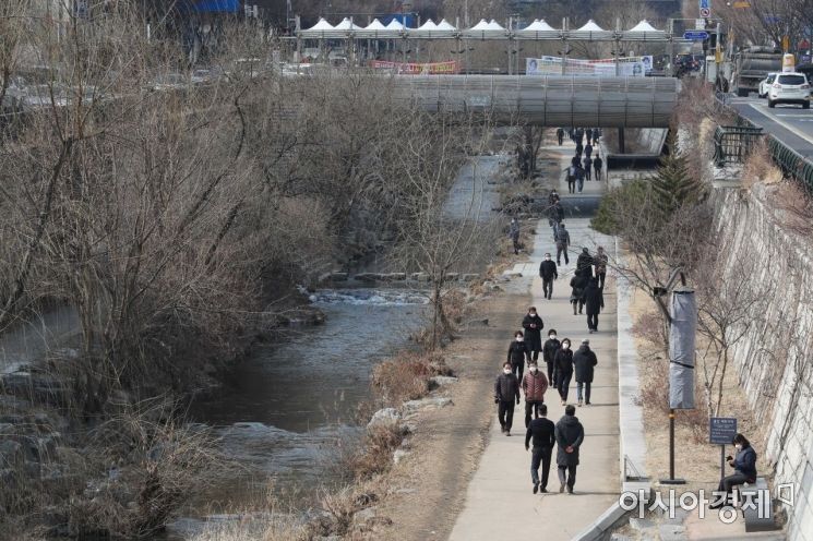 [포토]포근한 초봄 날씨에 청계천 산책 
