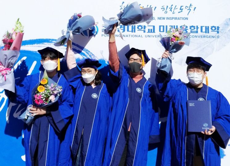 내 인생 최고 결정이었네 … 부경대 ‘늦깎이 대학’ 첫 졸업생 배출