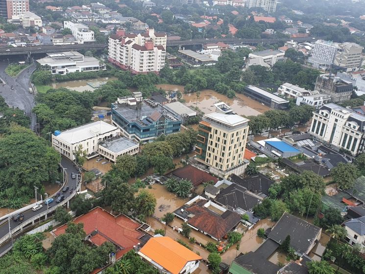 인도네시아 자카르타, 1년만 최대 홍수에 도심 교통 마비