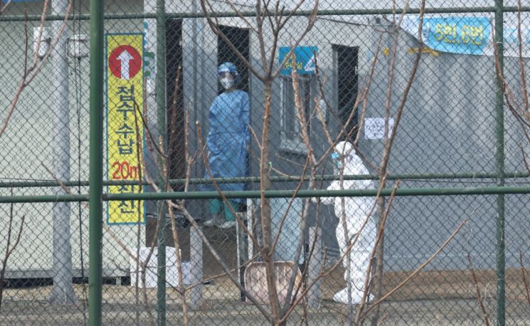 다수 확진자 발생한 서울 용산구 순천향대 서울병원 임시선별진료소에서 지난 14일 의료진이 오가고 있다. 사진=연합뉴스