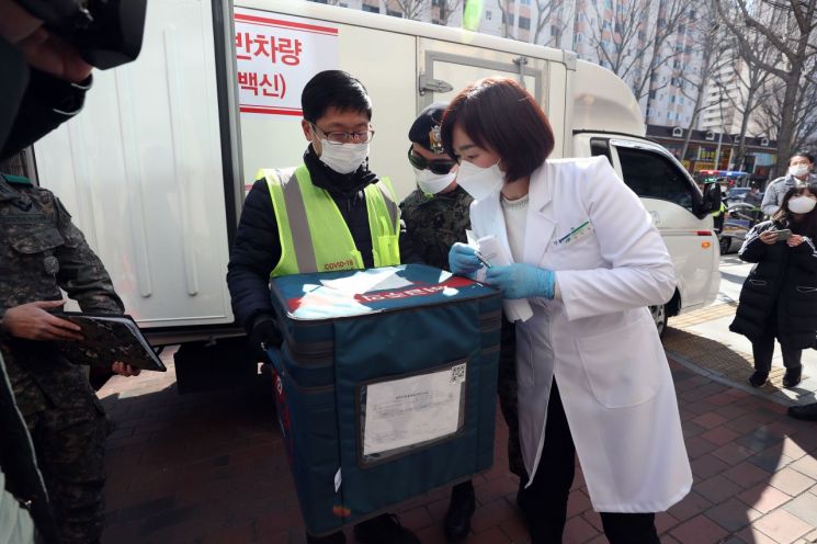 19일 오후 대구 북구보건소에서 열린 백신 수송 훈련에서 보관창고에서 경찰 호위 속에 수송된 아스트라제네카 백신 모형이 보건소에 도착하고 있다. [이미지출처=연합뉴스]