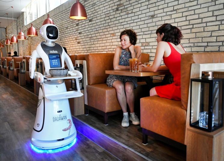 [국제이슈+] 코로나 방역문제에 서비스업 장악하는 '로봇' 
