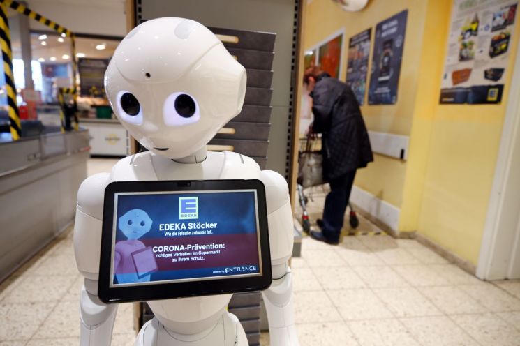 [국제이슈+] 코로나 방역문제에 서비스업 장악하는 '로봇' 