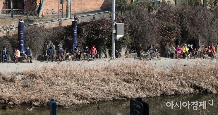 [포토]오후 햇살 느끼는 시민들 