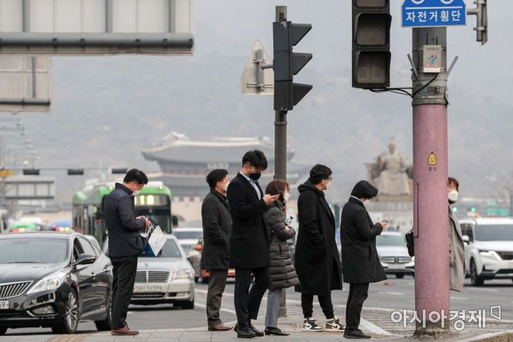 서울 종로구 세종로 네거리에서 직장인들이 가벼워진 옷차림으로 출근길에 오르고 있다.