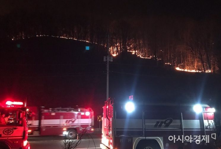 21일 안동시 임동면 야산에서 원인을 알 수 없는 화재가 발생해 불길이 번지고 있다.