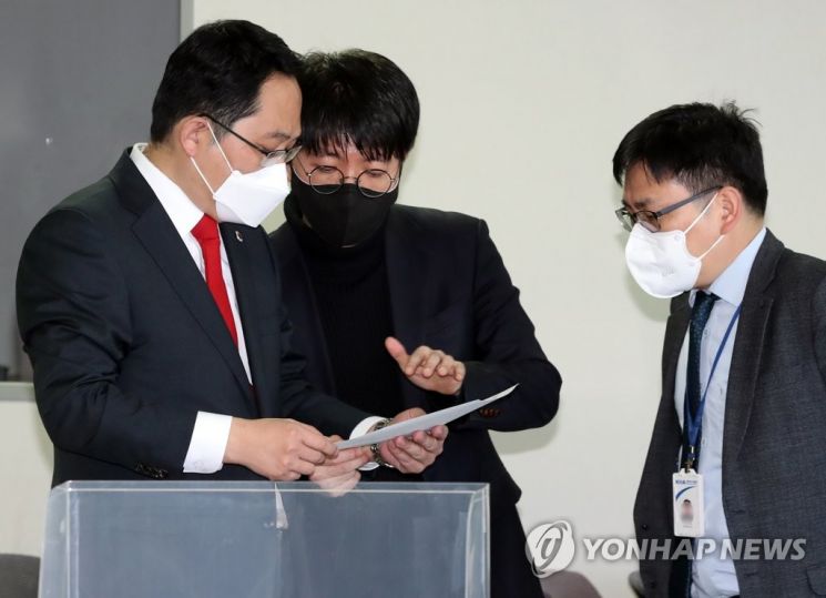 최대집 대한의사협회 회장(왼쪽)이 지난 20일 오후 서울 용산구 의사협회 임시회관에서 비대면 화상회의로 열린 의사협회-16개 시도의사회장단 회의에 앞서 관계자와 이야기를 나누고 있다. / 사진=연합뉴스