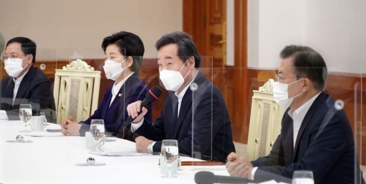Lee Nak-yeon, leader of the Democratic Party of Korea, is giving a greeting at a meeting between President Moon Jae-in and the Democratic Party leadership held on the morning of the 19th at the Blue House main building. / Photo by Yonhap News