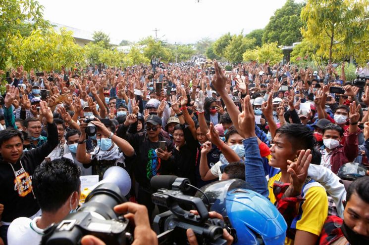 33 년 전처럼 … 미얀마, 오늘은 비폭력 ‘22222 봉기’