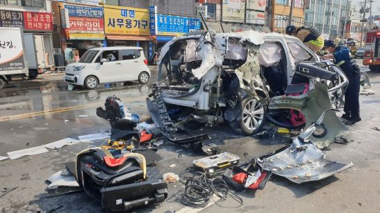 21일 오전 11시 42분께 광주광역시 서구 양동복개상가 앞 도로에서 수입산 SUV차량이 폭발해 소방과 경찰이 수습하고 있다. 사진=독자제공