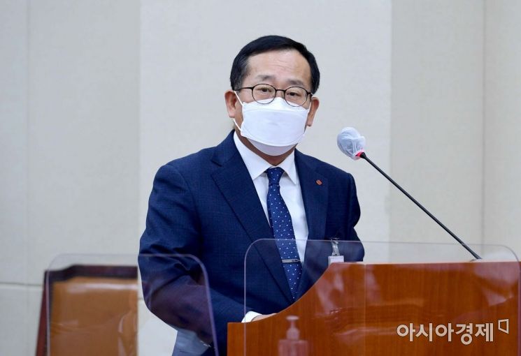 [포토] 답변하는 박찬복 롯데글로벌로지스 대표