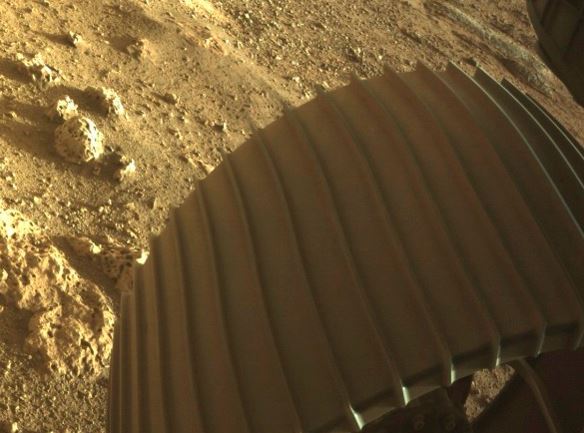퍼시비어런스가 촬영한 화성 토양. 화성 지표면에는 수분이 거의 없는 것으로 알려졌다. / 사진=NASA