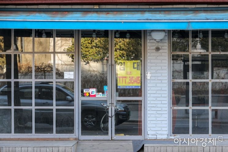 코로나19 확산 여파로 강화된 사회적 거리두기로 자영업자들의 시름이 깊어지고 있는 23일 서울 종로구 삼청동 거리에 자리한 한 매장에 임대 안내문이 붙어 있다. 이 일대는 평일에도 외국인 관광객으로 북적였지만 전세계적인 코로나19 확산으로 하늘길이 막히면서 외국인 관광객이 급감했다./강진형 기자aymsdream@