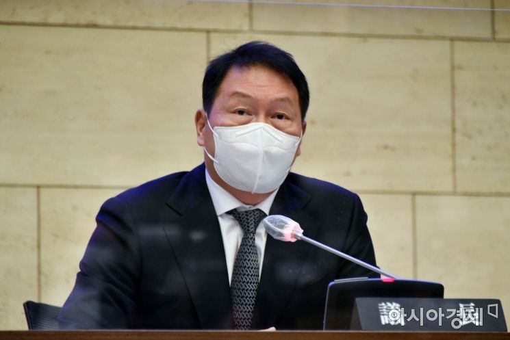 최태원 SK그룹 회장이 23일 서울 중구 대한상공회의소에서 열린 서울상의 의원총회에서 신임 회장으로 선출된 후 인사말을 하고 있다. /문호남 기자 munonam@