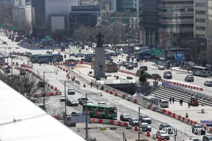 오는 3월 6일부터 광화문 광장 일대 세종대로의 차량 흐름 경로가 바뀔 예정인 가운데 23일 서울 종로구 세종대로에서 공사가 진행되고 있다./강진형 기자aymsdream@