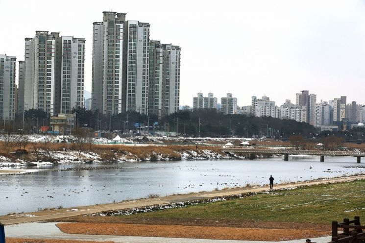 충남 아산시 곡교천 너머로 늘어선 아파트 단지 <사진=연합뉴스>