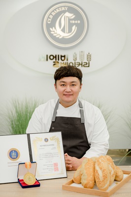 목포 씨엘비베이커리 양재민 대표가 ‘2021년 대한민국 소비자대상’ 소비자친화브랜드 부문 상을 받았다. / ⓒ 아시아경제