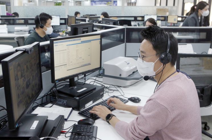 신한은행 디지털영업부 직원들이 일하는 모습.