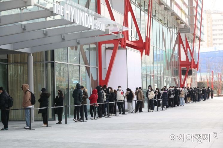 [포토]사전 개장한 더현대 서울 기다리는 시민들 