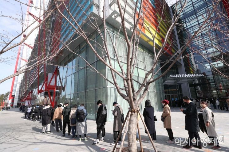 [포토]서울서 가장 큰 백화점 더현대 서울 찾은 시민들 