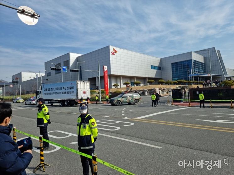 [포토] '코로나19 백신' 국민 속으로…SK바이오 안동공장→이천물류센터 수송