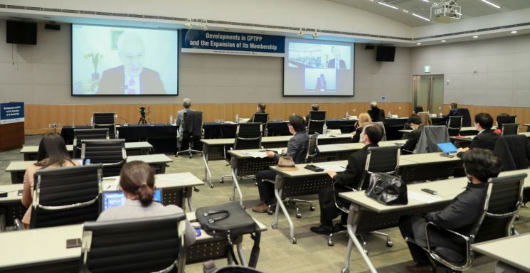 전국경제인연합회가 24일 전경련회관 컨퍼런스센터에서 온·오프라인 참석자 100여명이 참석한 가운데 개최한 'CPTPP 회원국 확대 및 한국 대응 세미나'[사진=전경련 제공]