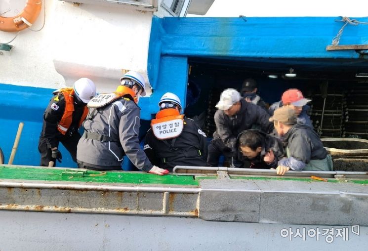 제주해경이 23일 오후 조업 중 복통을 호소한 한 선원을 긴급이송시키고 있다. 사진=제주해경