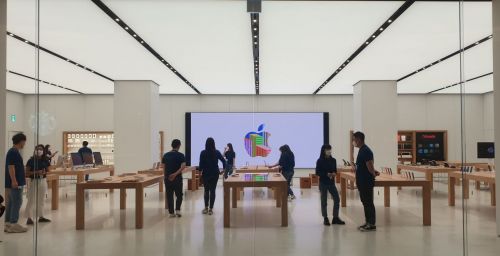 24일 오전 미디어 프리뷰 행사 진행 전 애플스토어 여의도점