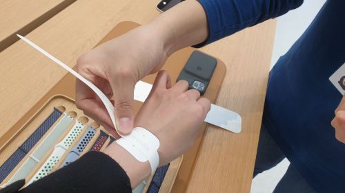 애플워치 제품 선택을 위해 손목 둘레를 재고 있는 모습