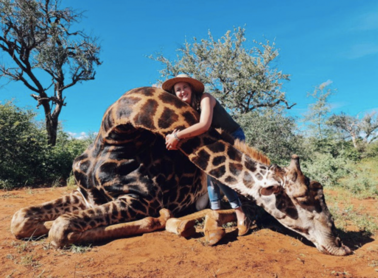 기린 심장 들고 기념 촬영한 여성…"야생동물 종 보존에 도움 돼"