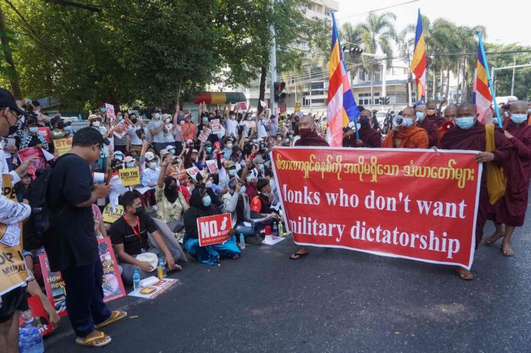 세계은행, 미얀마에 자금 지원 중단 