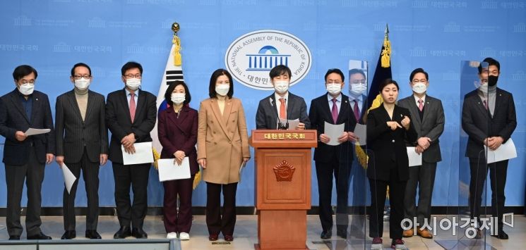 하태경 국민의힘 의원 등 부산지역의원들이 25일 국회 소통관에서 ‘가덕공항’ 반대하는 국토부를 비판하고 부산특별광역시법을 공동 발의하는 기자회견을 갖고 있다./윤동주 기자 doso7@