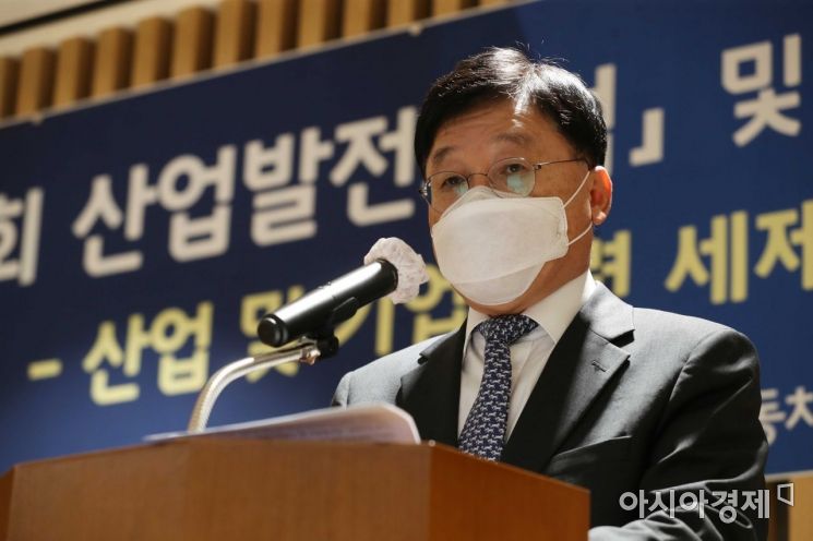 정만기 한국산업연합포럼 회장이 25일 서울 서초구 자동차회관에서 열린 '제9회 산업발전포럼 및 제13회 자동차산업발전포럼'에서 인사말을 하고 있다. /문호남 기자 munonam@