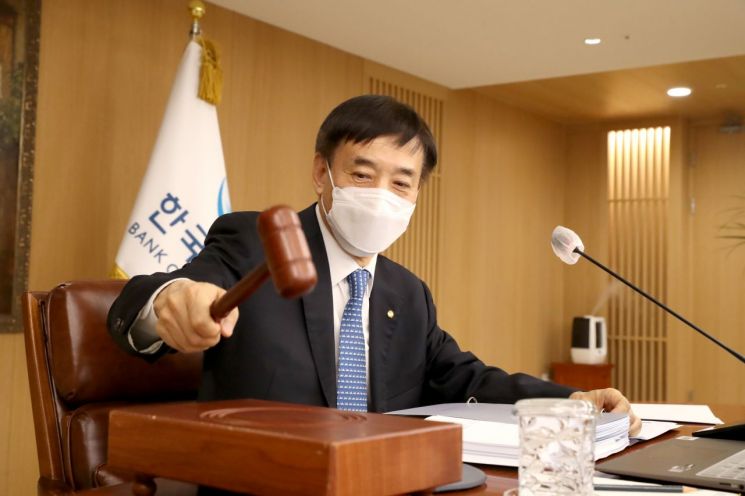 이주열 한국은행 총재가 25일 오전 서울 중구 한국은행에서 열린 금융통화위원회 본회의에서 회의를 주재하며 의사봉을 두드리고 있다.