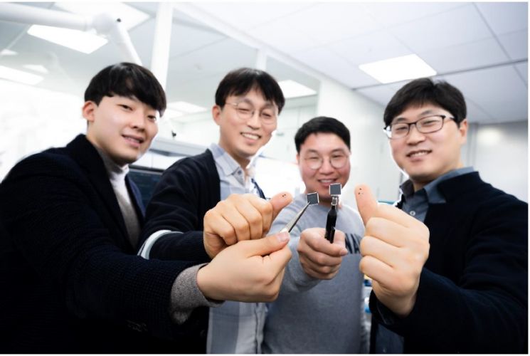 (왼쪽부터) 삼성전자 '미니 LED 구동 IC' 개발에 참여한 시스템LSI사업부 마케팅팀 김경택 프로, LSI개발팀 김형태·강상구·유성종 프로가 엄지 손가락에 ’미니 LED 구동 IC’를 올려 소개하고 있다./사진=삼성전자