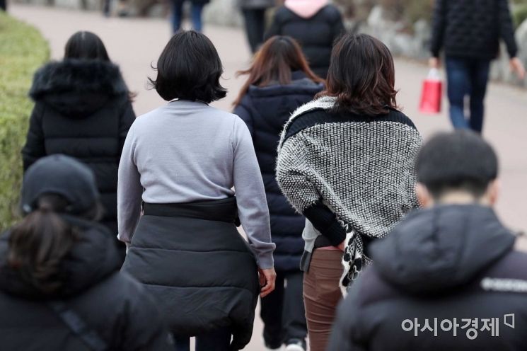 서울 낮 최고 기온이 9도까지 오른 25일 송파구 석촌호수에서 시민들이 가벼운 옷차림으로 운동을 하고 있다. /문호남 기자 munonam@