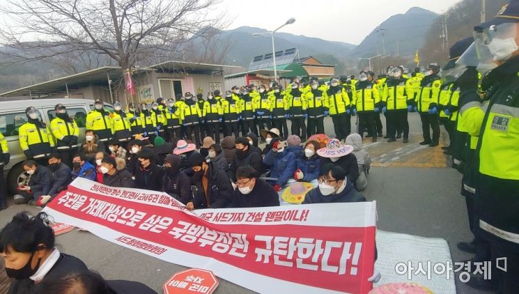 사다리에 몸 넣은 시위대 … 경찰, 성주 사드기지 앞 주민들 '강제해산