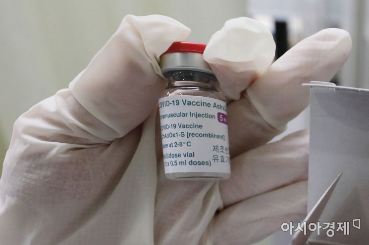 코로나19 백신 접종을 하루 앞둔 25일 서울 송파구보건소에서 의료진이 아스트라제네카 백신을 검수하고 있다. /문호남 기자 munonam@