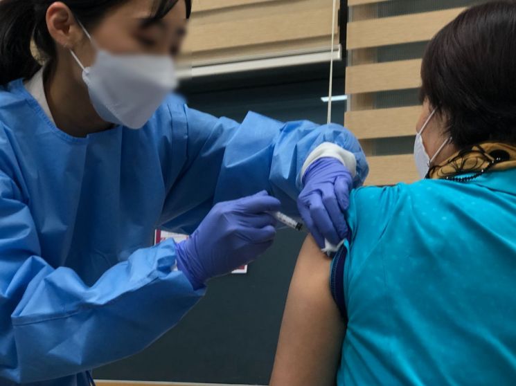 경남 창원지역 첫 접종자인 다솜요양센터 실장 김경숙씨가 아스트라제네카 백신을 맞고 있는 모습.