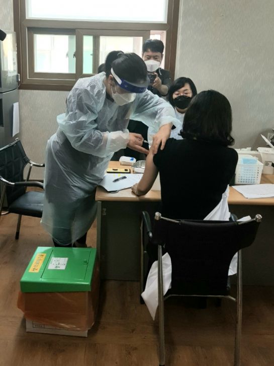 26일 오전 목포 참사랑요양병원 내과 원장 장영주 씨가 백신 접종을 받고있다. (사진=정승현 기자)