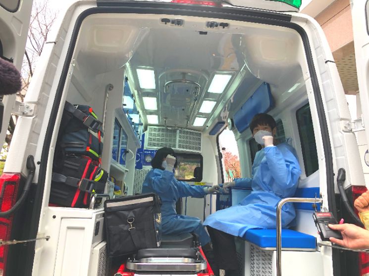 보건소 의료진들이 다솜요양센터 방문 접종을 위해 구급차에 탑승했다.
