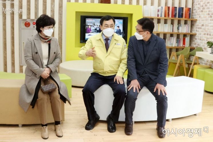 주낙영 경주시장이 26일 오전 경주시보건소에서 제1호 백신 접종자로 나선 건천읍 굿모닝요양원 공병렬(57) 원장 부부와 얘기를 나누고 있는 모습.