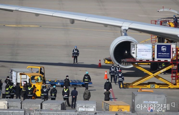 26일 인천국제공항 화물터미널에서 국제백신공급기구인 '코백스 퍼실리티'(COVAX facility)를 통해 확보한 화이자 백신 초도 물량이 대한항공 화물기에서 내려지고 있다./영종도=공항사진기자단