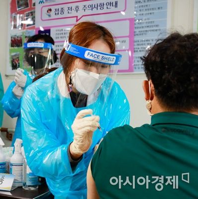 26일 오전 완도 고금요양원 원장 곽인천 씨가 백신 접종을 받고 있다. (사진=최경필 기자)